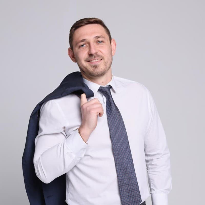 Headshot of Leon Turkin