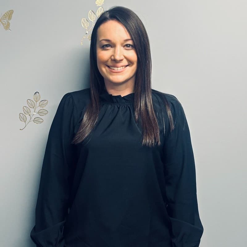 Headshot of Stephanie Lewis (MSW, LCSW, LICSW, CCTP)