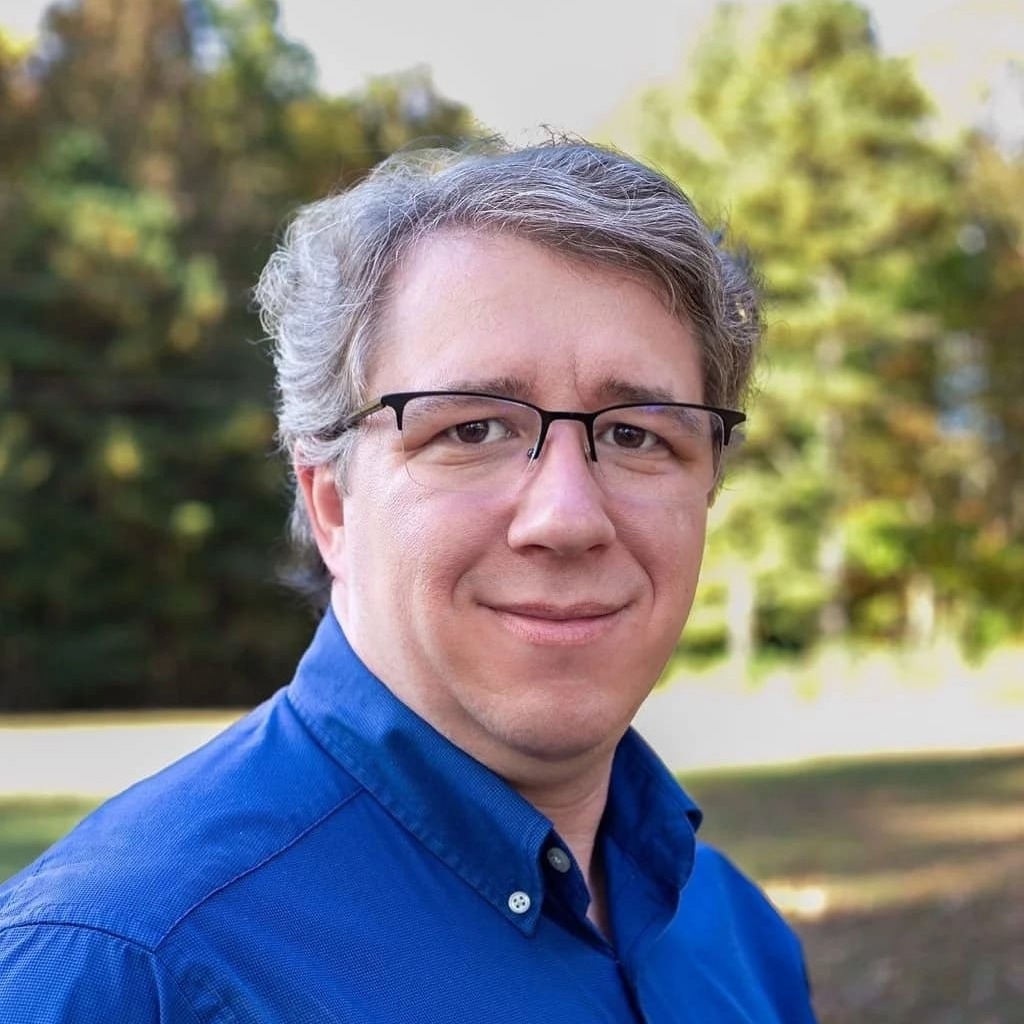Headshot of Alex Tracy